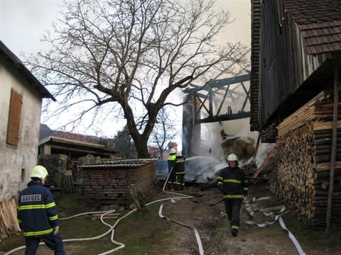 Požar kozolca 12.3.2009 Foto: PGD Postojna, Gantar S., Matičič T. – fotografija 15