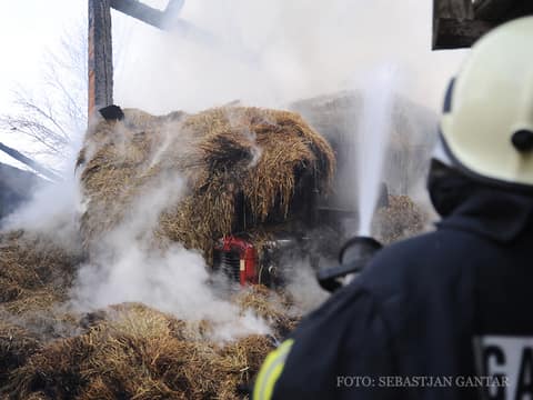 Požar kozolca 12.3.2009 Foto: PGD Postojna, Gantar S., Matičič T. – fotografija 21