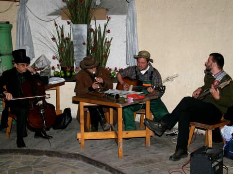 Ravbarjev večer 2006 (Kulturno umetniški Ravbarjev večer se je odvijal 10.6.2006, pred ter v Ravbarjevem stolpu. [foto: Miro Kolar]) – fotografija 23