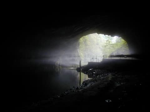 Notranjost planinske jame – fotografija 4